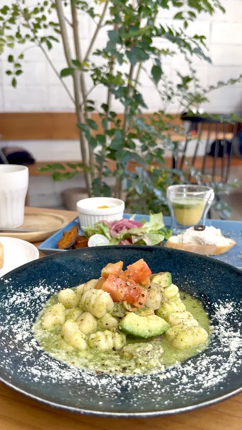 料理だけを真上から撮った、止まった1カット